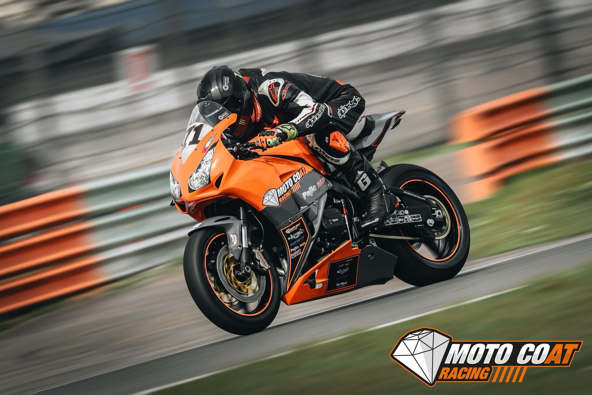 Coureur in volle actie op het circuit, ondersteund door MCR Services